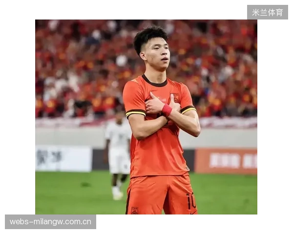 王钰栋腰部受伤被换下：球队的坚守与球员的勇气——从“捂耳庆祝”到质疑的真相